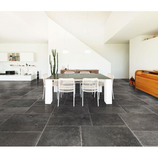 sotet szurke mediterran cottage rusztikus padloburkolat vintage kohatasu koburkolat fagyallo csuszasmentes fekete nappali haloszoba cottage.jpg
